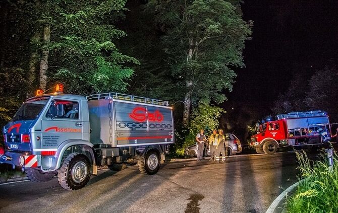 Opelfahrerin fährt in Kurve geradeaus in den Wald - Bild 21_10