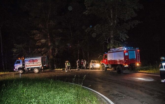 Opelfahrerin fährt in Kurve geradeaus in den Wald - Bild 22_11