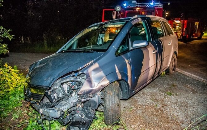 Opelfahrerin fährt in Kurve geradeaus in den Wald - Bild 11_12