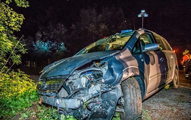 Opelfahrerin fährt in Kurve geradeaus in den Wald - Bild 10_13
