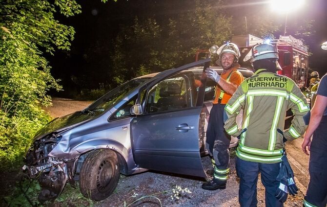 Opelfahrerin fährt in Kurve geradeaus in den Wald - Bild 08_15