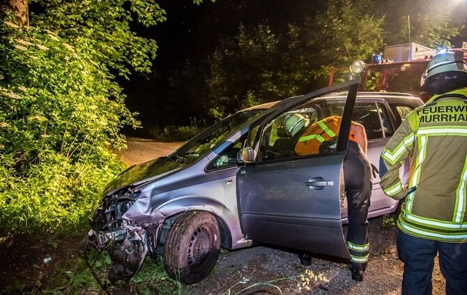 Opelfahrerin fährt in Kurve geradeaus in den Wald - Bild 06_17