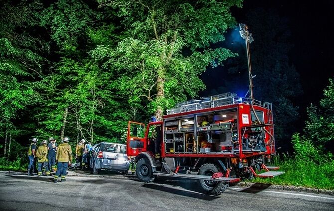 Opelfahrerin fährt in Kurve geradeaus in den Wald - Bild 02_19