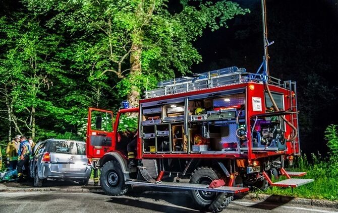 Opelfahrerin fährt in Kurve geradeaus in den Wald - Bild 03_20