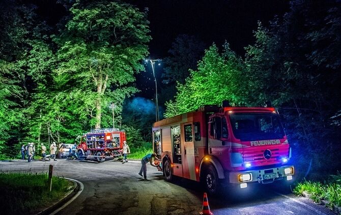 Opelfahrerin fährt in Kurve geradeaus in den Wald - Bild 01_21