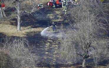 FlÃ¤chenbrand am Hang Person liegt im Feuer_0