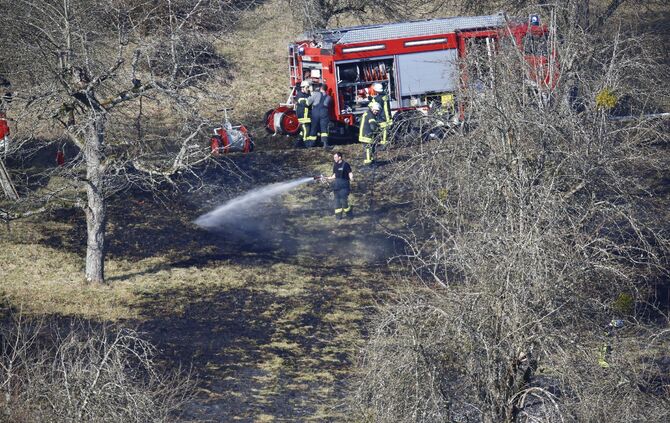 FlÃ¤chenbrand am Hang Person liegt im Feuer_2