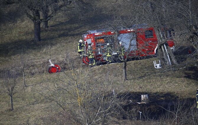 FlÃ¤chenbrand am Hang Person liegt im Feuer_4
