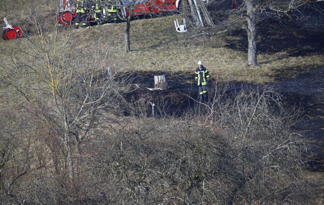 FlÃ¤chenbrand am Hang Person liegt im Feuer_5