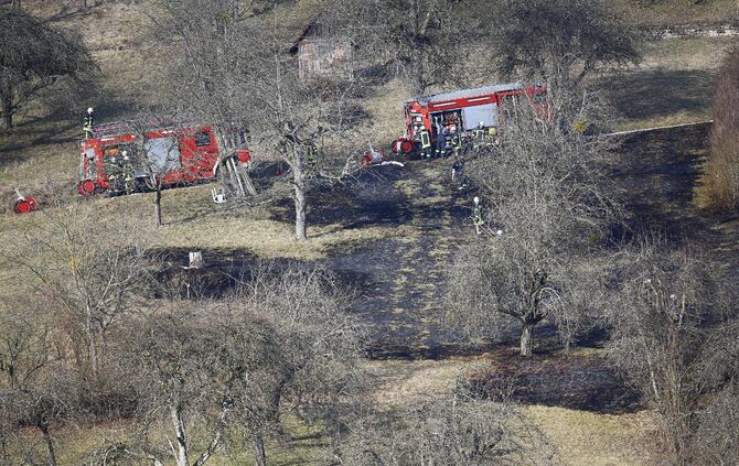 FlÃ¤chenbrand am Hang Person liegt im Feuer_6