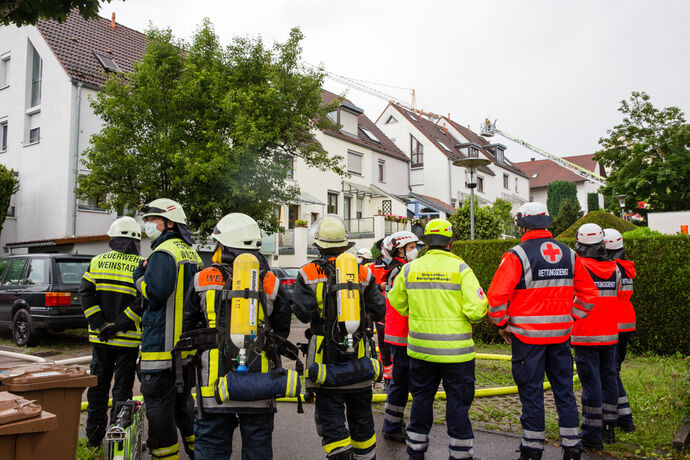 Dachstuhlbrand nach Blitzeinschlag, Strümpfelbacher Str., Weinstadt-Endersbach, 26.07.2021.