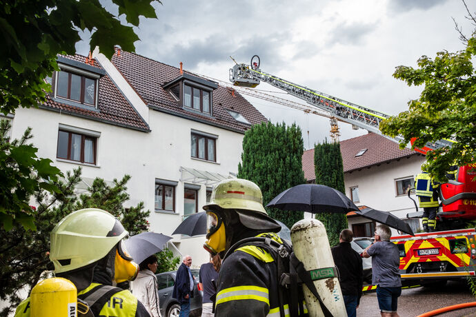 Dachstuhlbrand nach Blitzeinschlag, Strümpfelbacher Str., Weinstadt-Endersbach, 26.07.2021.