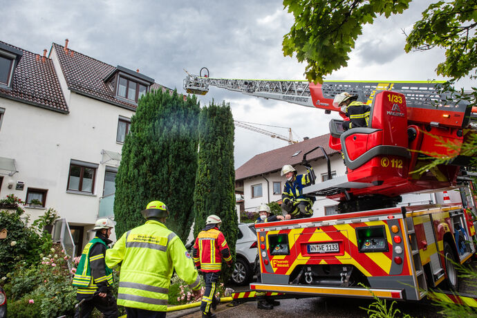 Dachstuhlbrand nach Blitzeinschlag, Strümpfelbacher Str., Weinstadt-Endersbach, 26.07.2021.