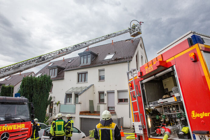 Dachstuhlbrand nach Blitzeinschlag, Strümpfelbacher Str., Weinstadt-Endersbach, 26.07.2021.