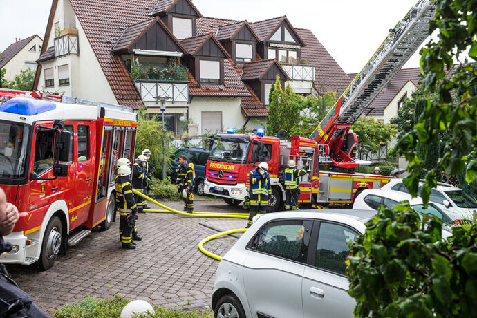 Dachstuhlbrand nach Blitzeinschlag, Strümpfelbacher Str., Weinstadt-Endersbach, 26.07.2021.