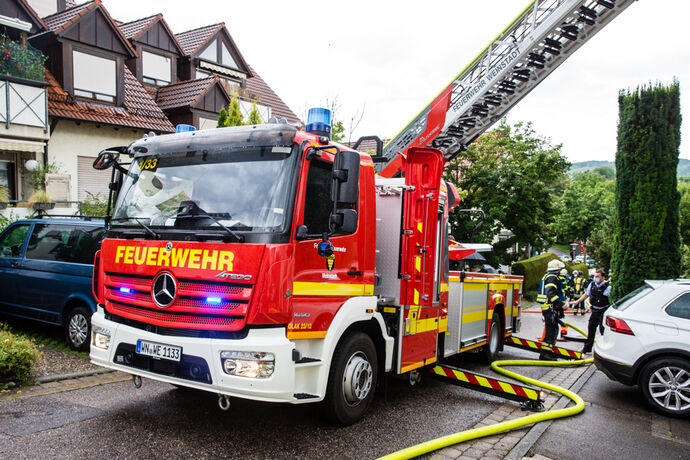 Dachstuhlbrand nach Blitzeinschlag, Strümpfelbacher Str., Weinstadt-Endersbach, 26.07.2021.
