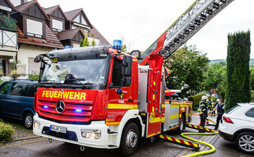 Dachstuhlbrand nach Blitzeinschlag, Strümpfelbacher Str., Weinstadt-Endersbach, 26.07.2021.