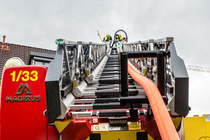 Dachstuhlbrand nach Blitzeinschlag, Strümpfelbacher Str., Weinstadt-Endersbach, 26.07.2021.