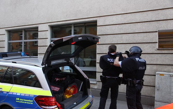 Polizeilage am Marienplatz verm. wegen einer Waffe, evtl. kommt auch das SEK