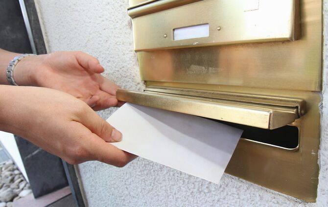 Anonyme Spende. Ein Unbekannter verteilt auf der Waiblinger Körber Höhe Briefumschläge mit hohen Geldbeträgen