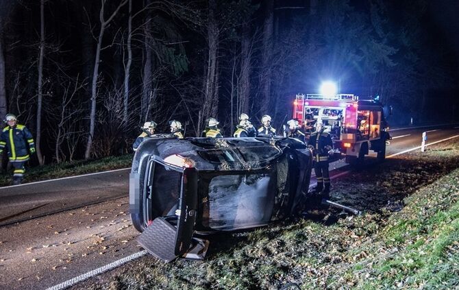 Glatteisunfall auf der Landstrasse kurz vor Schorndorf - Pkw landet auf der Seite - Bild 06_0