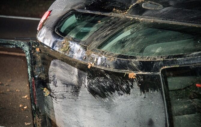 Glatteisunfall auf der Landstrasse kurz vor Schorndorf - Pkw landet auf der Seite - Bild 13_1