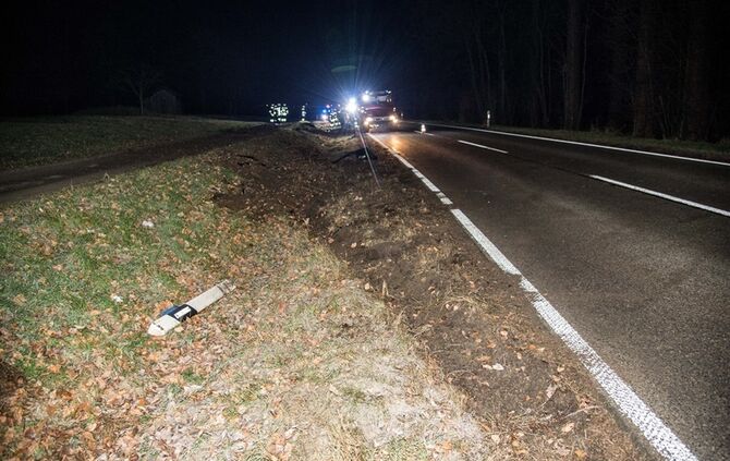 Glatteisunfall auf der Landstrasse kurz vor Schorndorf - Pkw landet auf der Seite - Bild 01_2