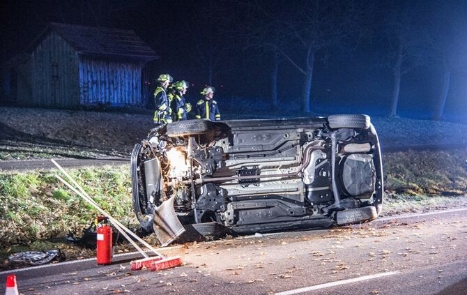 Glatteisunfall auf der Landstrasse kurz vor Schorndorf - Pkw landet auf der Seite - Bild 03_3