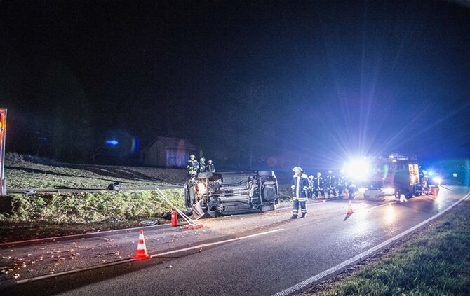 Glatteisunfall auf der Landstrasse kurz vor Schorndorf - Pkw landet auf der Seite - Bild 02_4