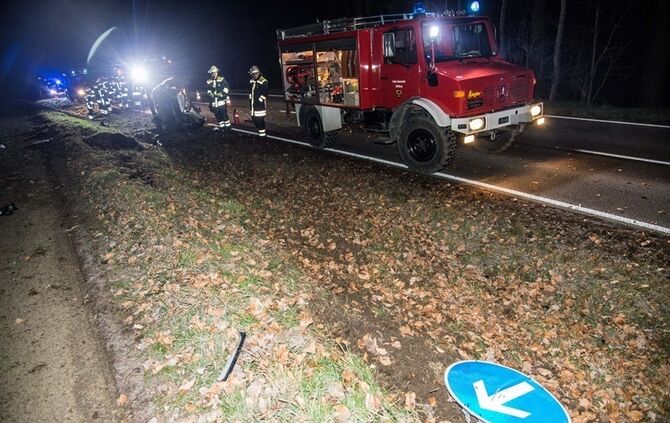 Glatteisunfall auf der Landstrasse kurz vor Schorndorf - Pkw landet auf der Seite - Bild 05_5
