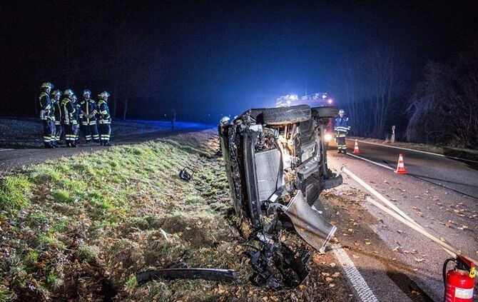 Glatteisunfall auf der Landstrasse kurz vor Schorndorf - Pkw landet auf der Seite - Bild 07_6