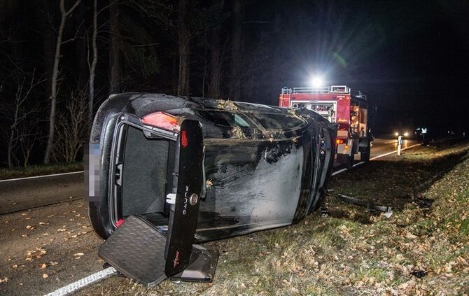 Glatteisunfall auf der Landstrasse kurz vor Schorndorf - Pkw landet auf der Seite - Bild 10_7