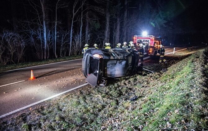 Glatteisunfall auf der Landstrasse kurz vor Schorndorf - Pkw landet auf der Seite - Bild 09_8