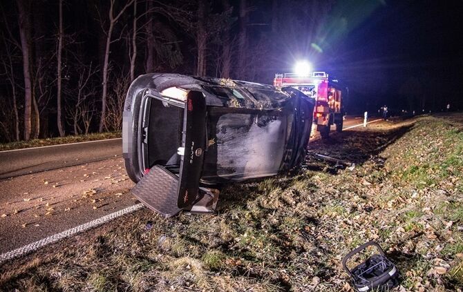 Glatteisunfall auf der Landstrasse kurz vor Schorndorf - Pkw landet auf der Seite - Bild 11_9