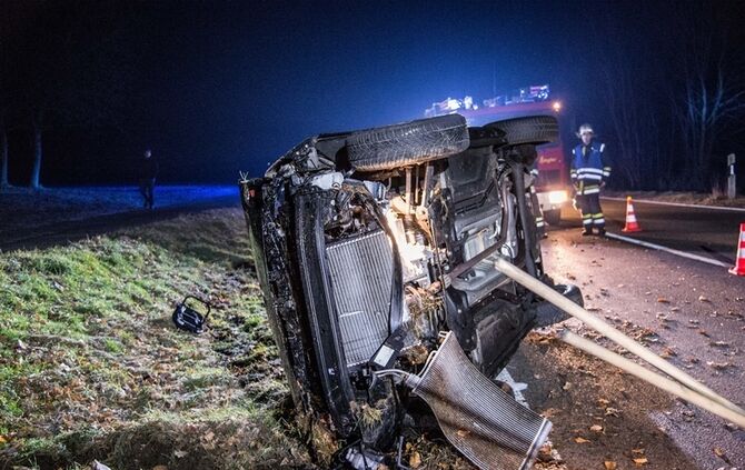 Glatteisunfall auf der Landstrasse kurz vor Schorndorf - Pkw landet auf der Seite - Bild 08_10