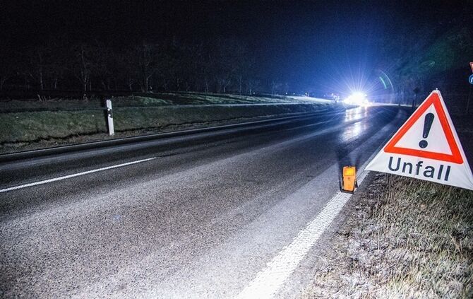 Glatteisunfall auf der Landstrasse kurz vor Schorndorf - Pkw landet auf der Seite - Bild 15_11