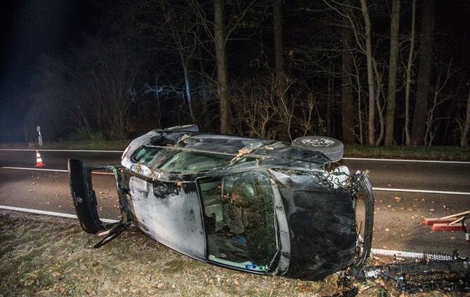 Glatteisunfall auf der Landstrasse kurz vor Schorndorf - Pkw landet auf der Seite - Bild 12_12