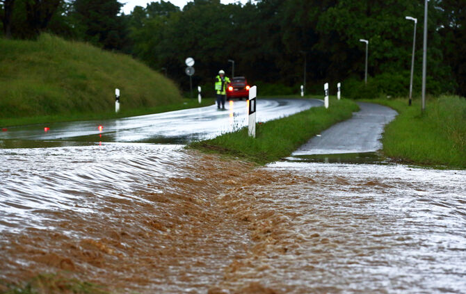 Starkregen sorgt für Überflutungen in Weiler zum Stein - Bild 12_15