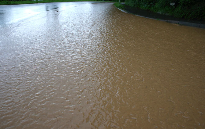 Starkregen sorgt für Überflutungen in Weiler zum Stein - Bild 06_27