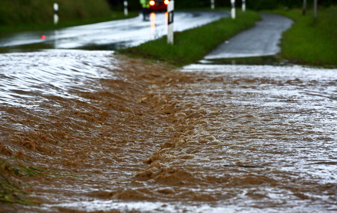 Starkregen sorgt für Überflutungen in Weiler zum Stein - Bild 11_26