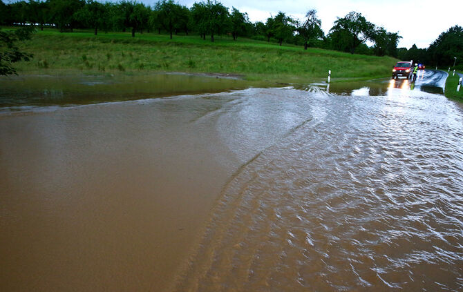 Starkregen sorgt für Überflutungen in Weiler zum Stein - Bild 16_25