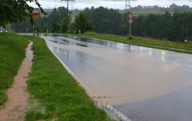 Starkregen sorgt für Überflutungen in Weiler zum Stein - Bild 21_24