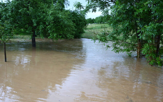 Starkregen sorgt für Überflutungen in Weiler zum Stein - Bild 17_14