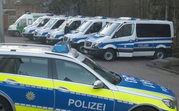 Polizei Blaulicht Fahrzeuge Großeinsatz Symbol Symbolbild symbolfoto