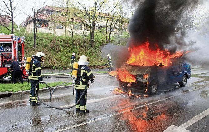 TITEL Brand Auto 05.04.2012 alte Bundesstrasse Kreuzung Mayenner Str