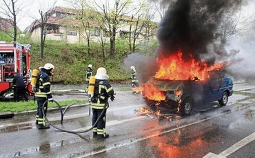 TITEL Brand Auto 05.04.2012 alte Bundesstrasse Kreuzung Mayenner Str