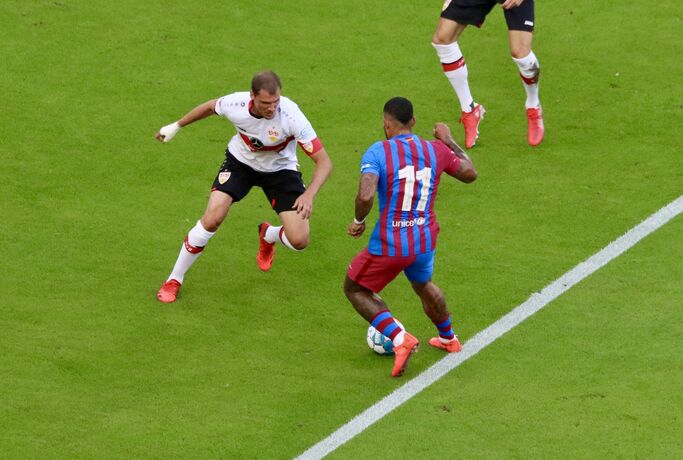 Memphis Depay vs. Pascal Stenzel