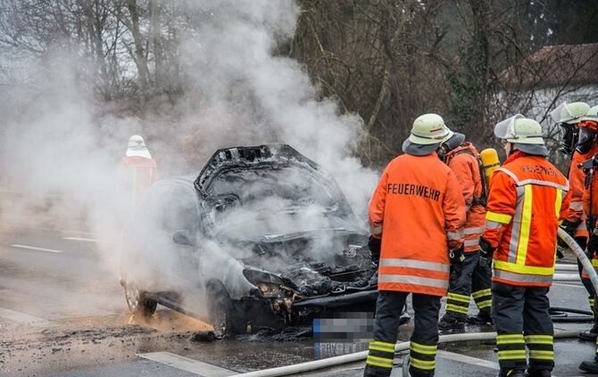 Peugeot brennt auf der B14 vollständig aus - Bild 02_0