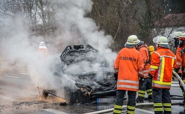 Peugeot brennt auf der B14 vollständig aus - Bild 02_0