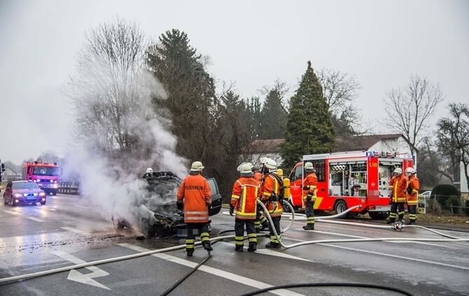 Peugeot brennt auf der B14 vollständig aus - Bild 01_1